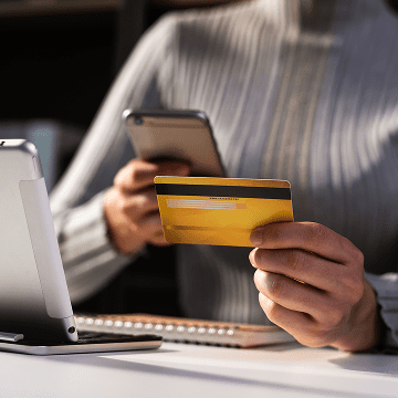 Contactless payment with smartphone and credit card for secure merchant transactions.